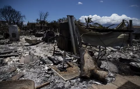 Se elevan a 106 los fallecidos en los incendios en Maui
