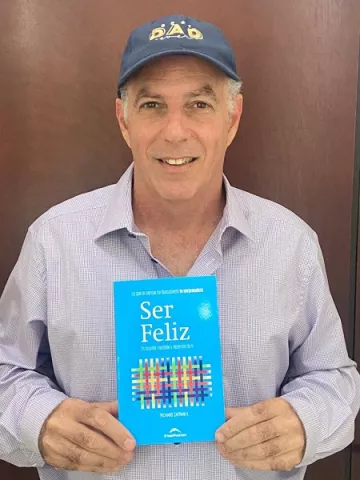 Orador motivacional presenta libro para ser feliz