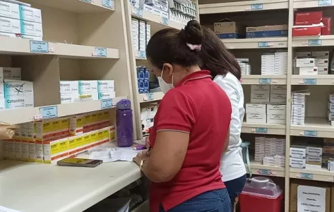 Médicos en paro reanudan negociación en la mesa de trabajo