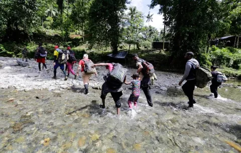 Vuelos chárter y multas, en análisis para contener migración