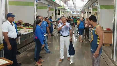 Cientos de personas abarrotan Merca Chitré buscando arroz