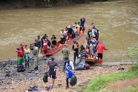 Migrantes invaden Colombia, mientras Panamá prepara medidas