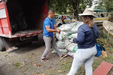 Retienen camión cargado con 121 sacos de carbón de mangle