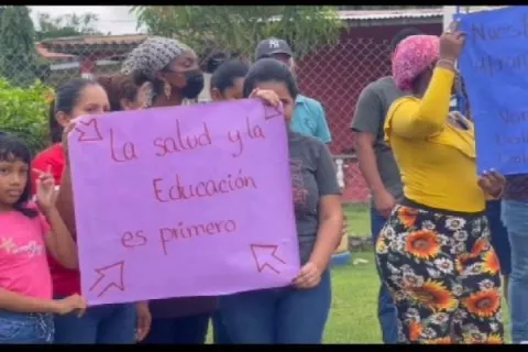 Suspenden clases hasta lograr el cierre de una porqueriza