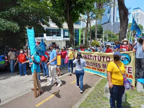 Asamblea aprueba crédito para pagar deuda a educadores