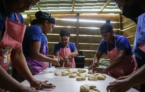 Mujeres emprendedoras elaboran exquisito pan en olla