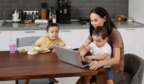 Niños: Evite las pantallas durante las comidas