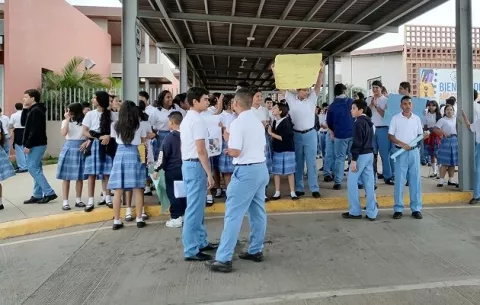 Alumnos del colegio Papa Francisco anuncian paralización