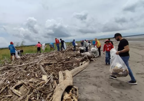 Jornada de limpieza en área protegida de playa La Barqueta 