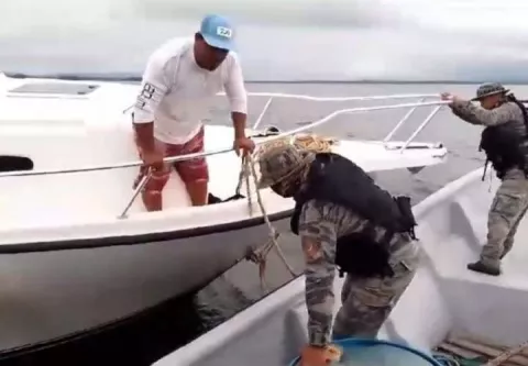 Rescate en alta mar a un pareja que estaba a la deriva