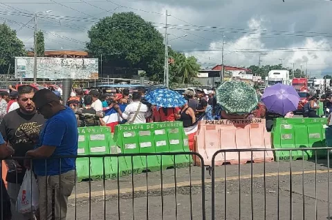 Cierran frontera: Ticos exigen orden y control de migrantes