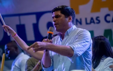 Candidato ecuatoriano queda en medio de un tiroteo