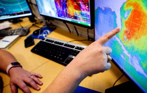 Meteorólogos de EE.UU. vigilan cuatro áreas de baja presión 