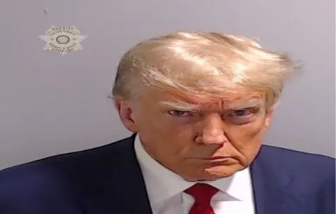 Donald Trump sale en libertad bajo fianza de $200,000