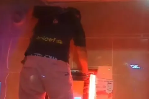 Atrapan a un hombre violentando un cajero en Santiago
