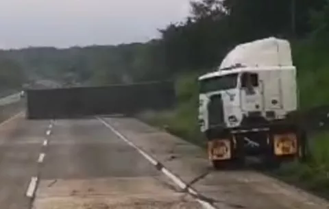 Camión contenedor se vuelca en la autopista Panamá-Colón