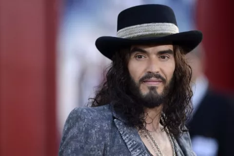 Russell Brand, ovacionado tras ser acusado de abuso sexual