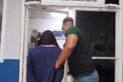 Hombre que mató a su pareja embarazada enfrenta la justicia