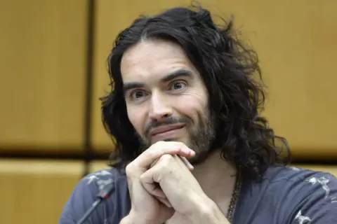 Russell Brand, tras acusaciones la BBC eliminó su contenido 