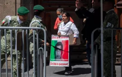 Padres de desaparecidos se plantan frente a sede militar 