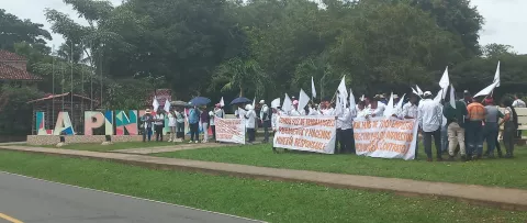 Familiares de trabajadores de la mina protestan