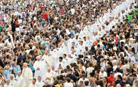 Papa celebra misa ante 50,000 personas en Marsella  
