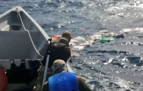 Encuentran droga flotando en el mar en comarca Guna Yala