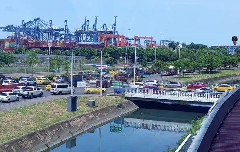 Jubilados efectúan cierres de vías en la ciudad de Colón 