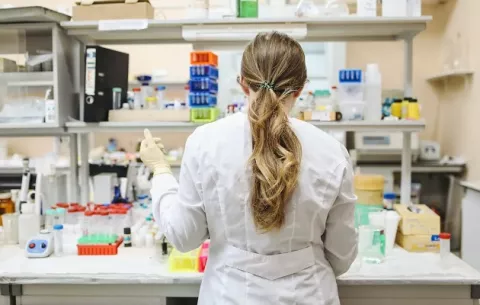 Edad, prejuicio para contrataciones en el sector salud
