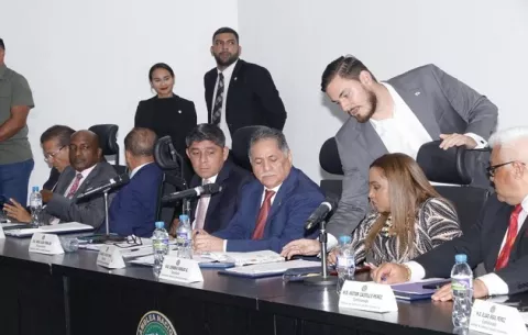 Primer debate sobre el contrato minero se retoma el jueves