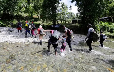 Chinos reciben trato VIP y ruta exclusiva en la selva 