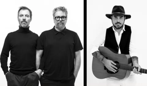 Carlos Méndez junto a Kevin Johansen y Liniers
