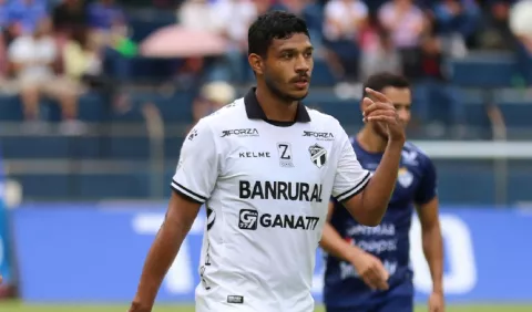 Comunicaciones y el panameño Aguilar reciben al Herediano
