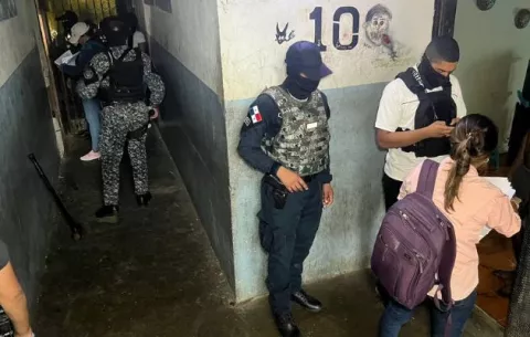 Realizan allanamiento en el edificio la '15 pisos' en Colón