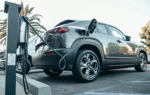 Hombres machistas no comprarían autos eléctricos
