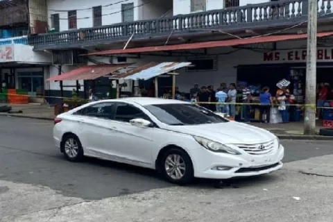 Sicarios atacan a un hombre dentro de su auto en Colón