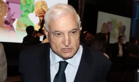 Comparación negativa de  encuestas busca manipular