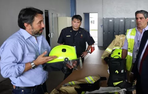 Bomberos aeroportuarios reciben nuevo equipo de seguridad