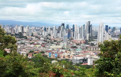 Fitch cambia perspectiva de Panamá de estable a negativa