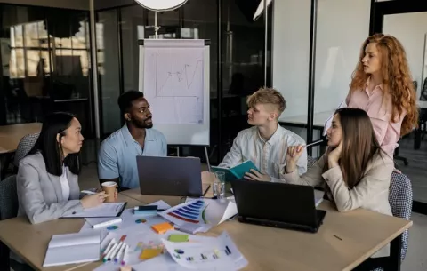 ¿Qué debe tomar en cuenta al crear una pequeña empresa?