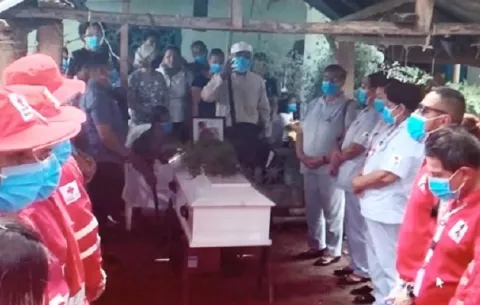 Familiares y amigos dan último adiós a billetera asesinada 