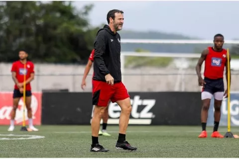 Christiansen reitera su molestia por jugar en Penonomé