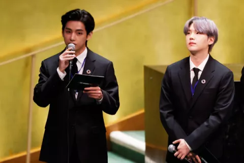 V, de BTS, lanza 'Layover' su primer álbum en solitario