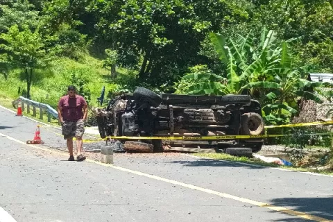 Una mujer muere en accidente de tránsito y hay tres heridos