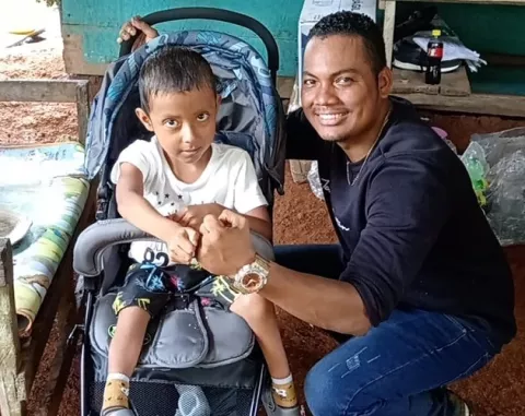 Llevan apoyo a Caleb, niño con discapacidades en Costa Abajo