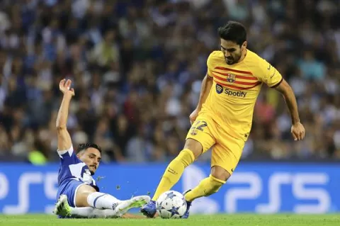 Barça sobrevive en Oporto en la Champions League 