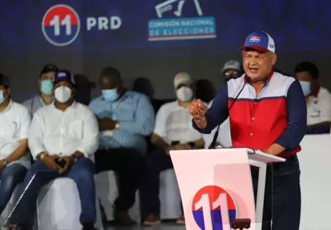 B. Robinson se postula al Parlacen y su hijo a la Asamblea