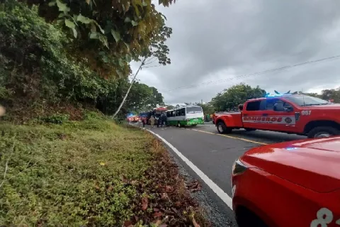 Colisión frontal entre buses en Almirante deja 24 heridos
