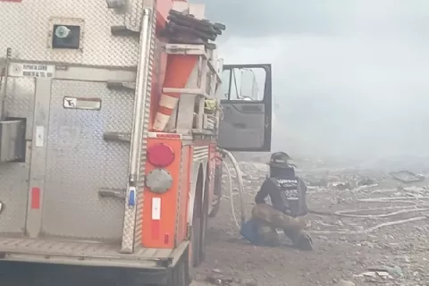 Bomberos luchan por controlar fuego en el vertedero de Chame