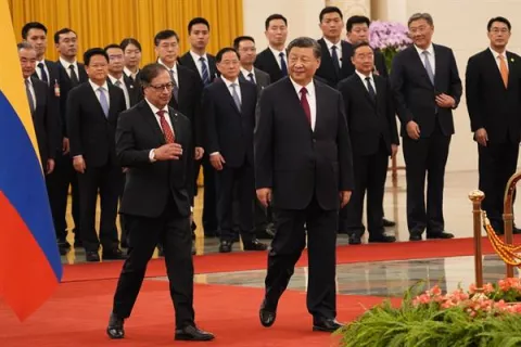 Xi y Petro firman acuerdos de cooperación 